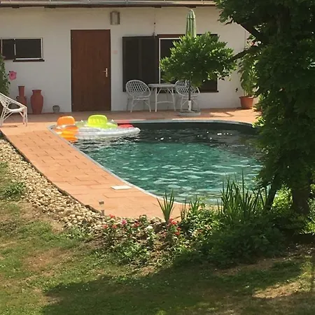 Noe Barkaja Vendeghaz